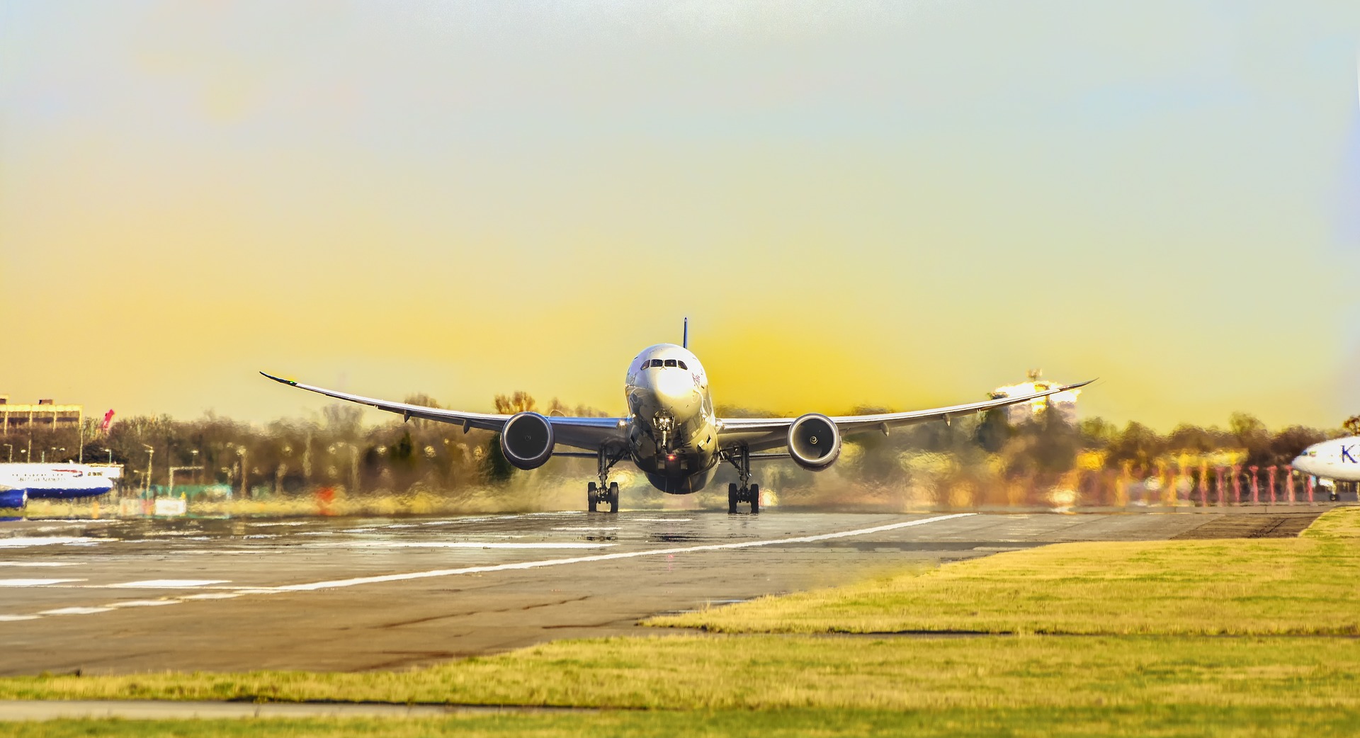 Top 8 Features of Aviation Software Development for Airline Business